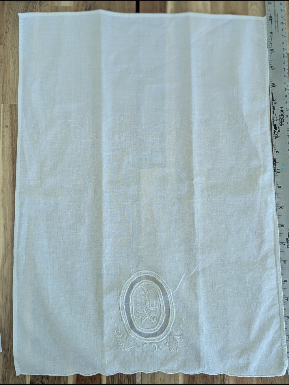 Madeira White Linen Guest Towels Set of 2 Embroidered Medallion Scalloped VTG - Picture 6 of 10